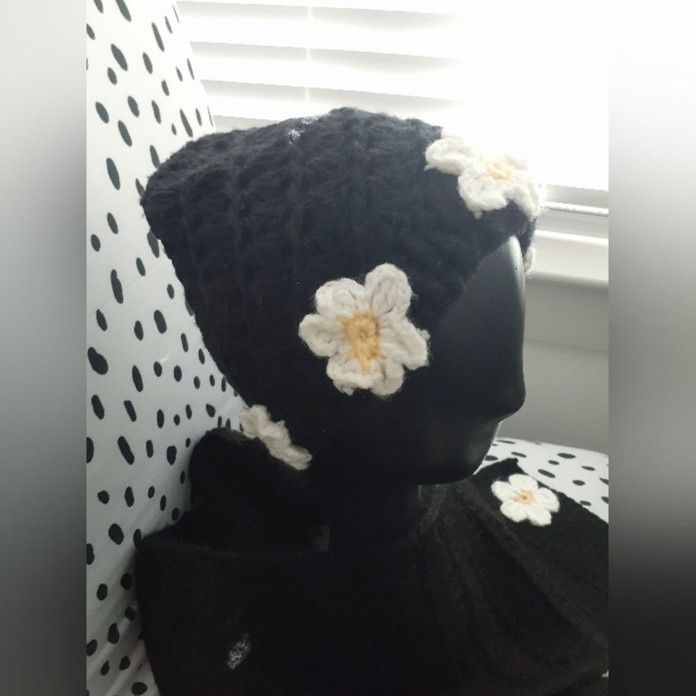 Crochet Daisy Hat & Scarf Set - Picture 7 of 10